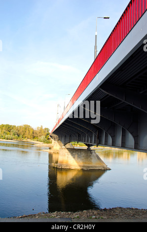 neue moderne Brücke für Autos und Fußgänger über Fluss von unten geschossen. roten Handläufe und Beleuchtungen. Stockfoto