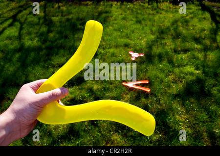 Hand mit Bumerang geworfen fliegende Spielzeug für draußen spielen. Stockfoto