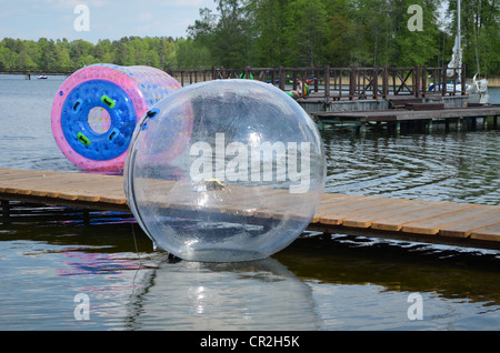 Zorbing Luftblasen auf dem Wasser. Marina Resort Lake in Trakai. Am meisten besuchten touristischen Ort in Litauen. Stockfoto