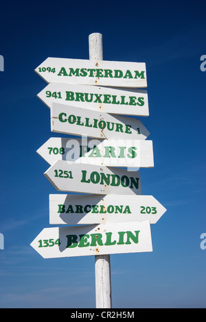 Ein Schild zeigt die Richtung und die Entfernung in Kilometern, zu einigen der wichtigsten Städte in Europa. Zum Beispiel die Stadt Amsterdam gezeigt. Stockfoto