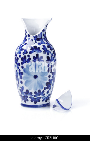 Chinesischen Keramik Vase auf weißem Hintergrund gebrochen Stockfoto