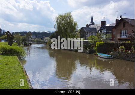 Ein Blick auf das Dorf von Broglie, liegt neben dem Fluss Charentonne. Stockfoto