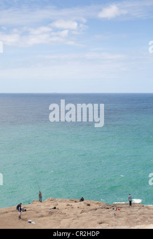 Menschen, die Angeln auf einer Klippe am Castlepoint, Wairarapa Küste, Wellington, Neuseeland, Ozeanien Stockfoto