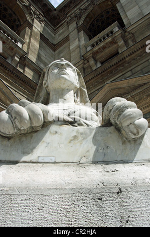 Die Sphinx-Statue außerhalb der ungarischen Staatsoper (Ungarisch: Magyar Állami Operaház) ist eine Neo-Renaissance-Oper. Stockfoto