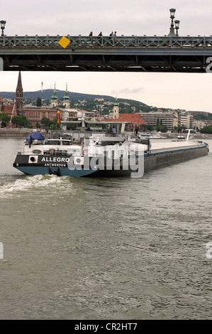 Lastkahn an der Donau, Budapest mit dem Parlamentsgebäude im Hintergrund. Stockfoto