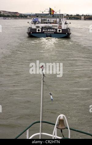 Lastkahn an der Donau, Budapest mit dem Parlamentsgebäude im Hintergrund. Stockfoto