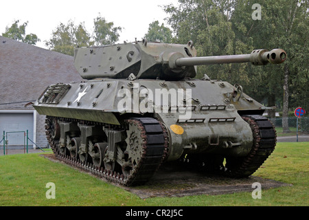 Eine amerikanische M10 Jagdpanzer außerhalb der Bastogen Historical Center neben dem Mardasson Memorial, Bastogne, Ardennen, Belgien Stockfoto