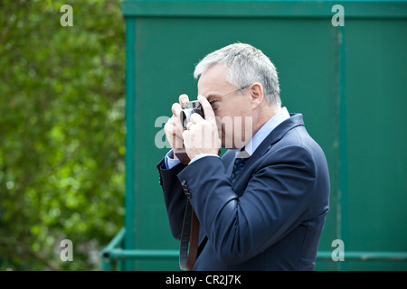 Huw Edwards BBC-Journalisten beobachten Trooping die Farbe, Horse Guards Parade, London, England. Stockfoto