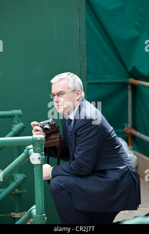 Huw Edwards BBC-Journalisten beobachten Trooping die Farbe, Horse Guards Parade, London, England. Stockfoto