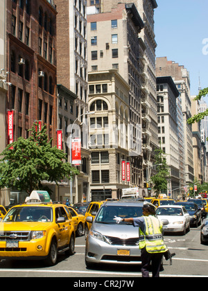 Polizistin Regie Verkehr, Fifth Avenue, NYC Stockfoto