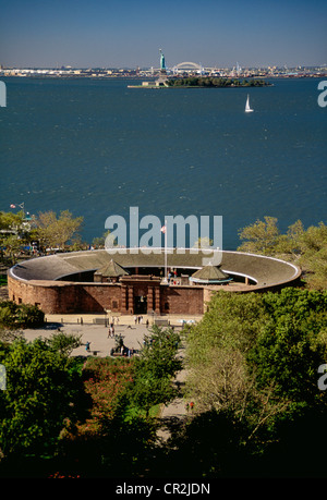Castle Clinton im Battery Park und Hafen von New York, New York Stockfoto