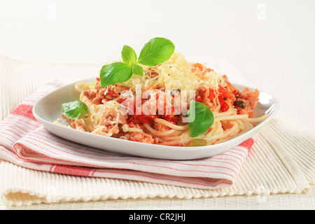 Spaghetti mit Hackfleisch und Tomaten mit Käse bestreut Stockfoto