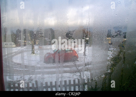 Schlechtes Wetter im Freien durch verregneten Fenster Stockfoto