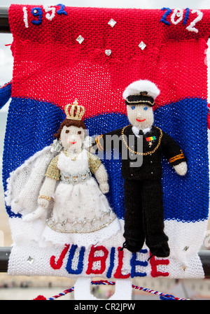 Gestrickte Bunting auf dem Geländer im Saltburn am Meer zum Gedenken an das diamantene Thronjubiläum von Königin Elizabeth II im Jahr 2012 Stockfoto