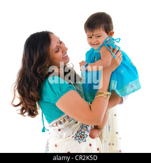 Glückliche indische Mutter und Tochter auf weißem Hintergrund Stockfoto