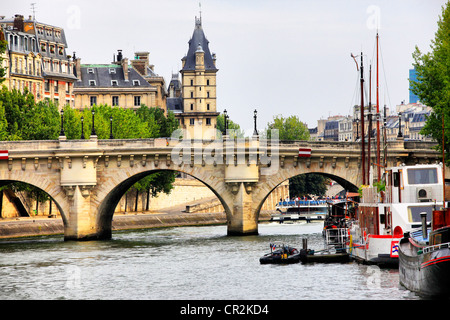 Blick auf Paris Architektur aus dem Fluss Siene gemacht Stockfoto