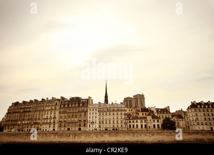 Blick auf Paris Architektur aus dem Fluss Siene gemacht Stockfoto