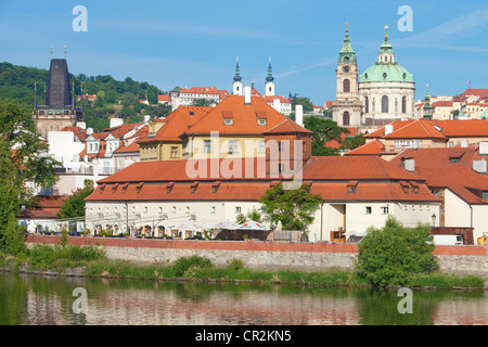 Tschechische Republik, Prag - st. Nikolaus-Kirche, Mala Strana (Viertel). Vltava (Moldau) Stockfoto