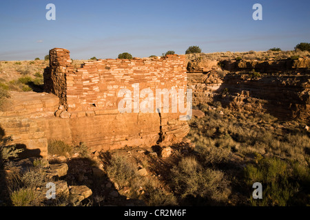 Die Sandsteinwände der Box Canyon Pueblo bei Lomoki Ruinen Wupatki National Park, Arizona, knapp unterhalb der San Francisco Peaks. Stockfoto