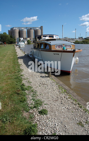 Traditionellen 1950er Jahre Finewind Broads Cruiser vertäut am Fluß Yare in Cantley, Broads National Park Stockfoto