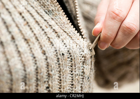 Abstrakt Nahaufnahme von Mann einen handgestrickten Pullover Reißverschluß Stockfoto