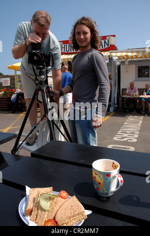 Professionelle Fotografen fotografieren eine Krabbe Sandwich und Becher Tee an die hungrigen Mann Café, Rozel Bay, Jersey Stockfoto