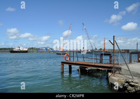 Teil des Hafen von Poole, Dorset, mit Krane im Einsatz beim Bau der Twin segelt heben Brücke im Hintergrund. Stockfoto