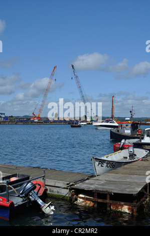 Teil des Hafen von Poole, Dorset, mit Krane im Einsatz beim Bau der Twin segelt heben Brücke im Hintergrund. Stockfoto