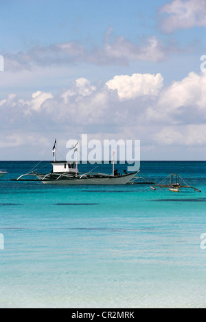 Traditionelle philippinische Boot in einer Bucht. Insel Boracay Stockfoto