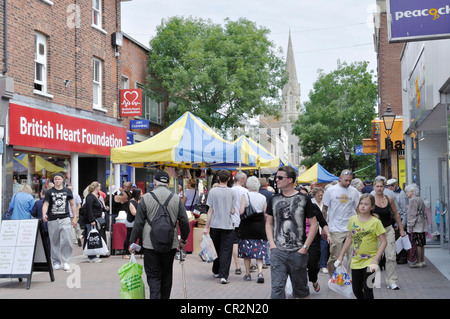 Wochenmarkt in der Fußgängerzone der Hauptstraße Poole, Dorset. Stockfoto