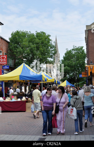 Wochenmarkt in der Fußgängerzone der Hauptstraße Poole, Dorset. Stockfoto