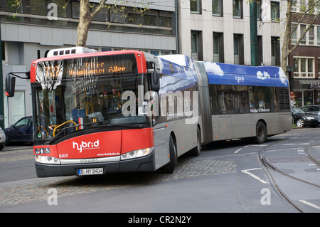 Kurvenreich-Hybridbus von Rheinbahn, Düsseldorf, Deutschland betrieben. Stockfoto