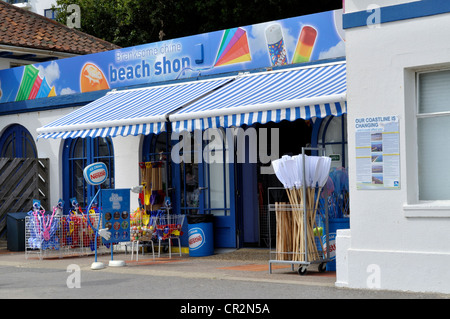 Strand-Shop im Branksome Chine Strand, Poole, Dorset, an einem windig und regnerisch Tag im Juni. Stockfoto