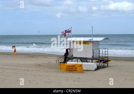 Strandwache Branksome Chine Beach, Poole, Dorset, an einem windig und regnerisch Tag im Juni. Stockfoto