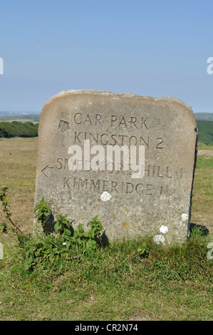 Stein-Wegweiser am Swyre Head, in der Nähe von Kingston, Dorset. Stockfoto