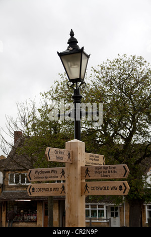 Schild Post und Street Lamp am Broadway Worcestershire England Stockfoto