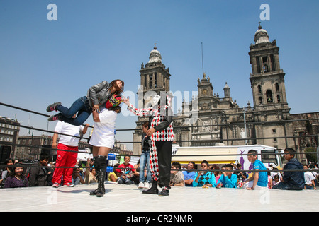 Mexikanische Luchadors unterhalten Menschen mit Lucha Libre am Zocalo vor der Kathedrale Metropolitana an einem Wochenende in Mexico DF Stockfoto