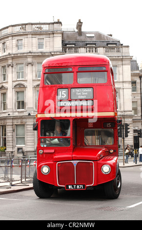 Einem roten Routemaster Bus auf einer Londoner Straße. Stockfoto