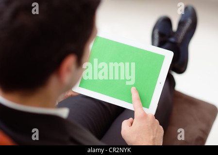 Geschäftsmann mit digitalen Tablet-pc mit Greenscreen für Internet und e-Mail Stockfoto