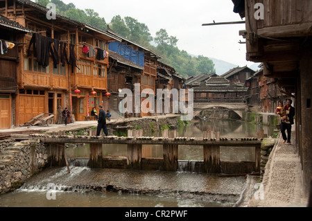 Eine kleine Brücke über einen Stream und ein "Wind und Regen"-Brücke, Zhaoxing Dong Dorf, Südchina Stockfoto