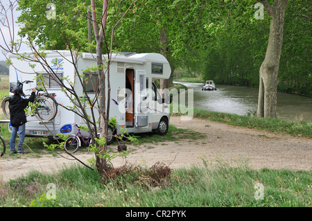 Touristen in Wohnmobil geparkt am Ufer des Canal du Midi für eine Radtour entlang towpath in der Nähe von hommes, Südfrankreich Stockfoto