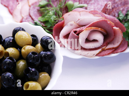 Oliven und Wurst auf dem festlichen Tisch Stockfoto