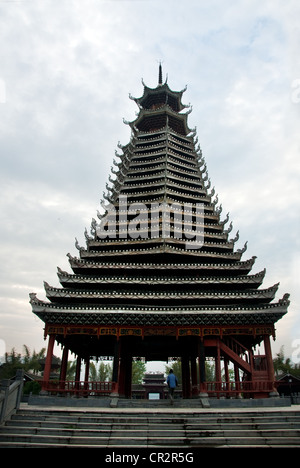 Main Drum Tower und seinen Flug Schritte, Chejiang-Dong-Dorf, Südchina Stockfoto