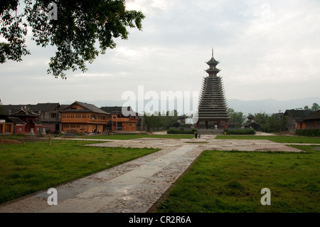 Main Drum Tower und seinen Flug Schritte, Chejiang-Dong-Dorf, Südchina Stockfoto