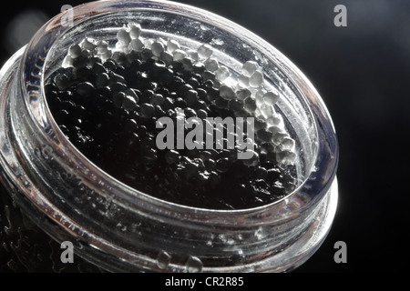 Schwarzer Kaviar im Glas Bank Nahaufnahme Stockfoto