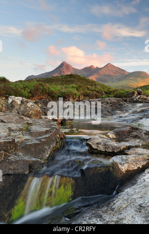 Allt Dearg Mor und die Gipfel der Black Cuillin Abend Sonnenschein im Sommer, Isle Of Skye Stockfoto