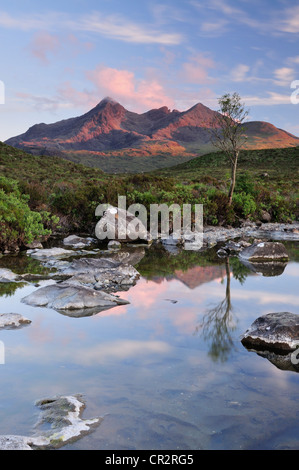 Spätabends Sonneneinstrahlung auf den zerklüfteten Gipfeln der Black Cuillin-Gebirgskette, entnommen Glen Sligachan, Isle Of Skye Stockfoto