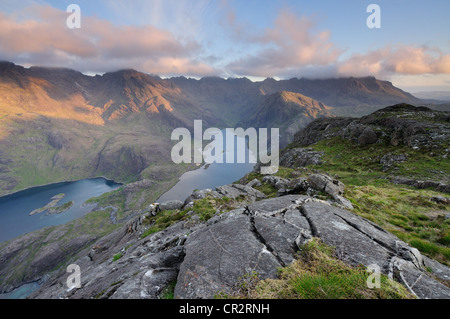 Blick vom Gipfel des Sgurr Na Stri über Loch Coruisk auf den zerklüfteten Grat der Black Cuillin, Isle Of Skye, Schottland Stockfoto