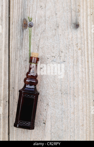 Vintage Flasche hängen die Holzwand Stockfoto