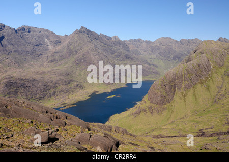 Blick über Loch Coruisk von den Hängen der Sgurr Na Stri gegenüber dem schroffen Grat der Black Cuillin, Isle Of Skye, Schottland Stockfoto